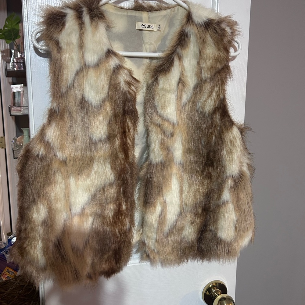 Essue Faux Fur Vest in Tan and Cream